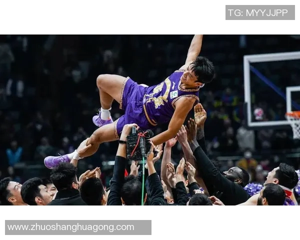 篮球十佳球集锦 精彩瞬间回顾 揭开最震撼的扣篮与绝杀时刻